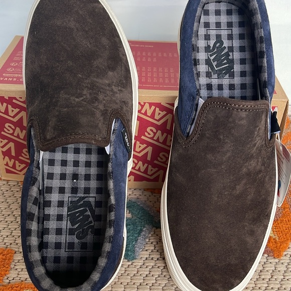 Vans Men’s Classic Slip-On
Pig Suede Plaid Brown/Navy
VN000BVZBF1
Sneakers - Picture 13 of 16
